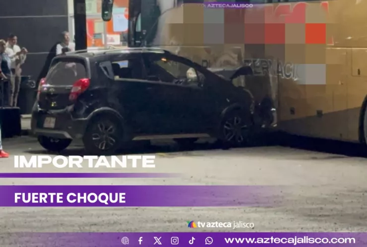 ¡Caos vial en Zapopan! Conductor en presunto estado de ebriedad se estrella contra un autobús en San Juan de Ocotán
