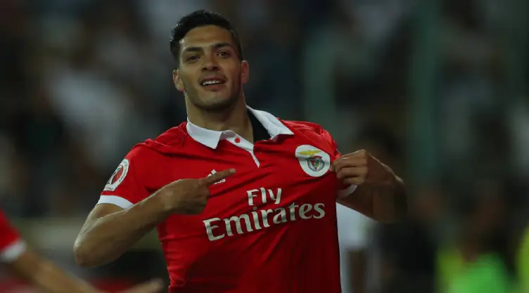 Raúl Jiménez celebrando su gol con Benfica