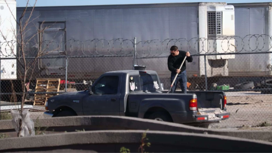 Hombre tirando escrombro en Ciudad Juárez.png