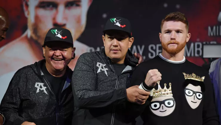 Saúl ‘Canelo’ Álvarez con la Familia Reynoso