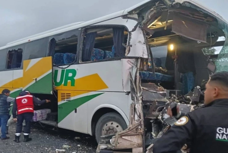 16 heridos por choque de autobús en la México-Cuautla, a la altura de Tepetlixpa. En las imágenes se observan los destrozos que provocó el aparatoso accidente sobre la carretetera en el Estado de México.