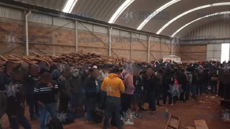 Rescatan a 248 migrantes en una bodega en Edomex
