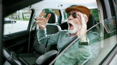 Adultos Mayores Manejando