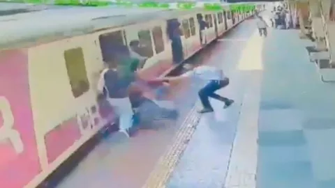 Cámaras registran rescate en tren de Mumbai tras tropiezo de mujer mayor
