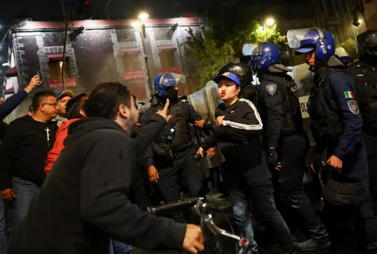 Manifestantes intentan entrar a sede alterna del Senado
