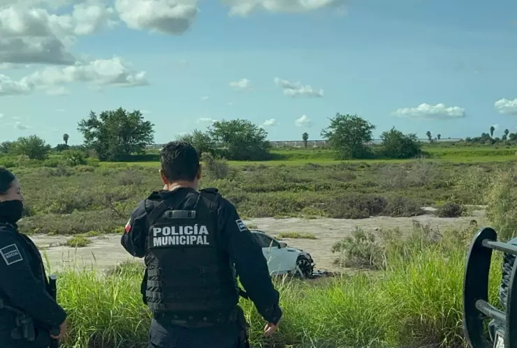 Muere conductor por volcadura en Navolato