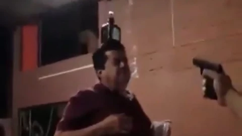 Familia juega al tiro al blanco con arma