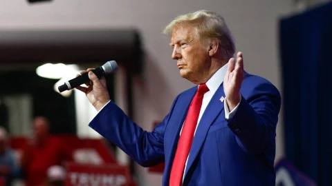 Donald Trump en evento político, con micrófono en la mano