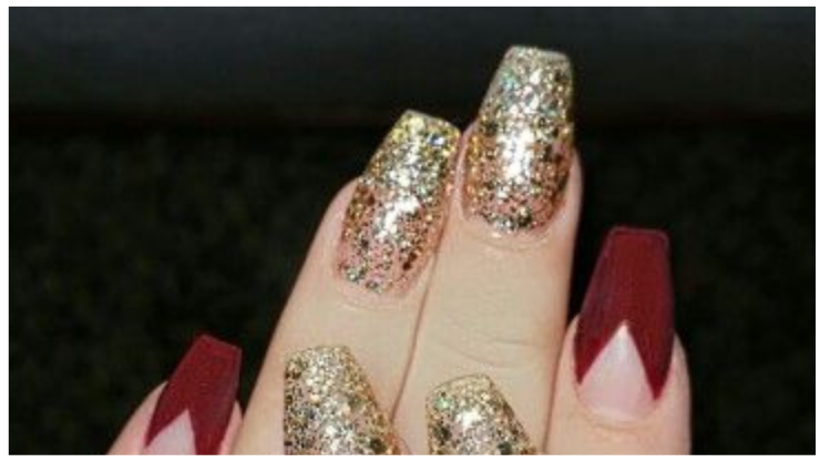 uñas rojo con dorado diseños