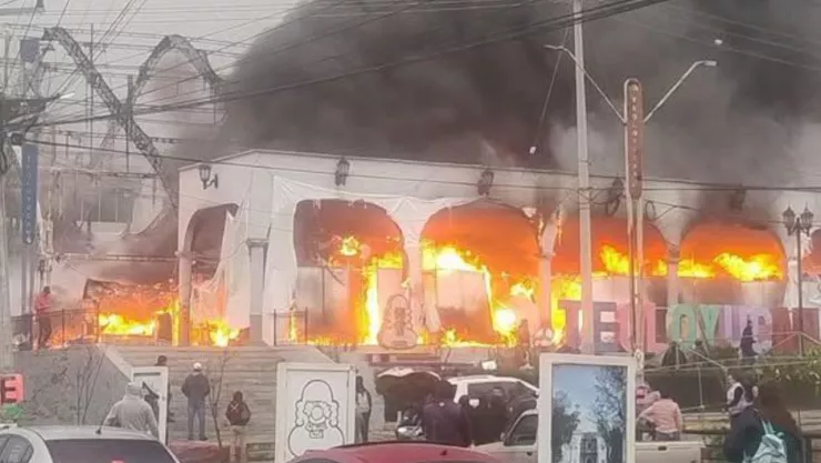 Incendio en bazar navideño de Teoloyucan, Edomex