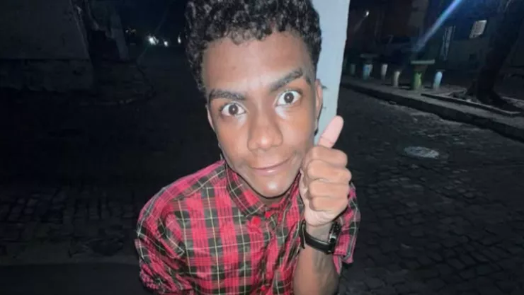 ¡Trágico! Por ir a exceso de velocidad, influencer choca contra un árbol frente un cementerio y muere