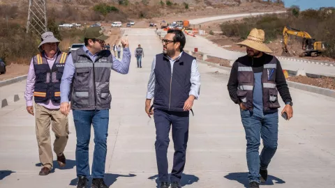 Alcalde Juan de Dios Gámez Mendívil supervisa obra en el bulevar Agricultores en Culiacán..jpg