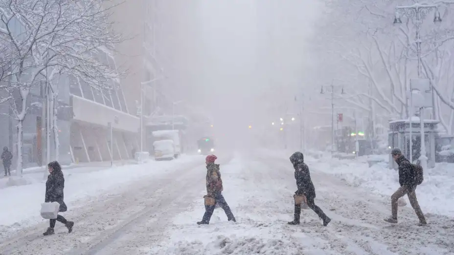 Peatones en Nueva York durante una tormenta de nieve.