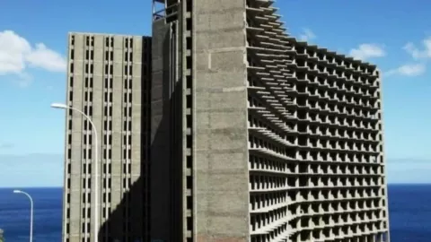 Adolescente de 13 años muere tras caer desde una gran altura de un hotel abandonado; entró para jugar con sus amigos