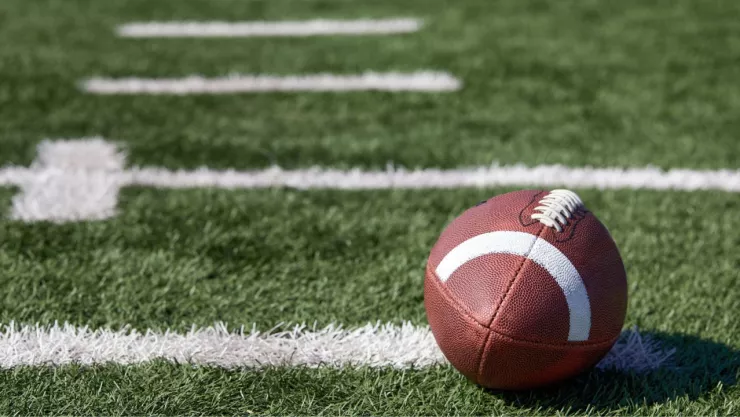 balón de futbol americano sobre el terreno de juego