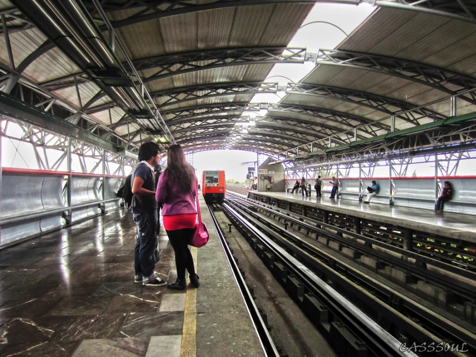Entre jgolpes e insultos se escucha a una mujer que pide a los oficiales cesen las agresiones.