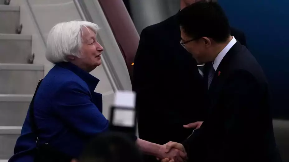 La secretaria del Tesoro de EU, Janet Yellen, saluda al viceministro de Finanzas chino, Liao Min.