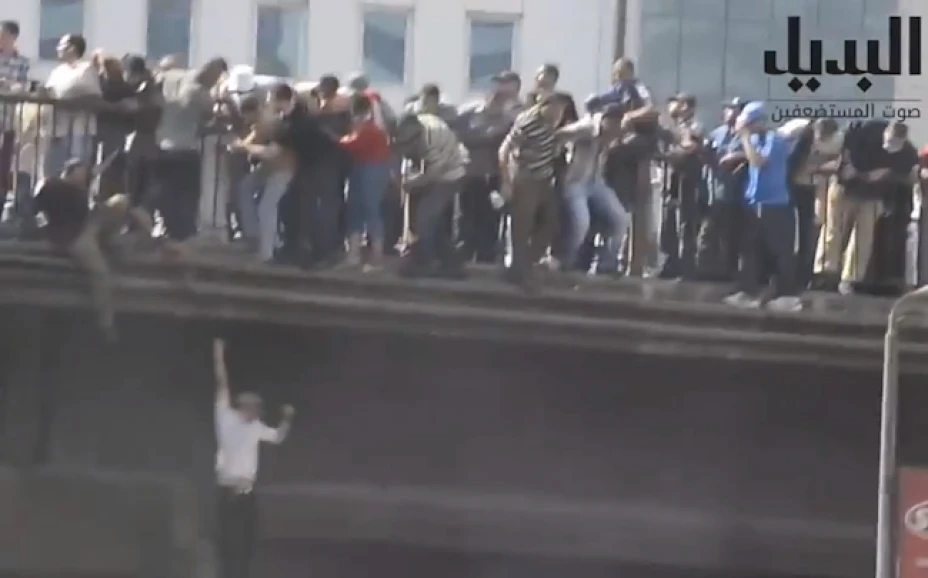 Egipcios saltaron desde lo alto de un puente para escapar de las balas del ejército