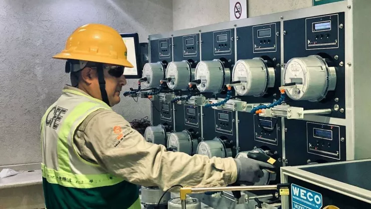 personal de CFE y medidores.jpg