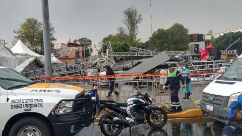 Cae estructura en explanada de alcaldía Gustavo A. Madero