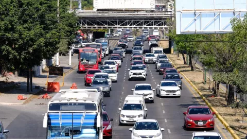 Tráfico vehicular en carretera Guadakajara - Chapala 17 de mayo