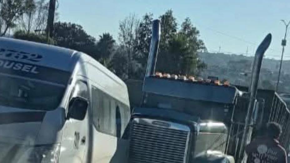 Choque entre tráiler y taxi de ruta frente a conocida plaza