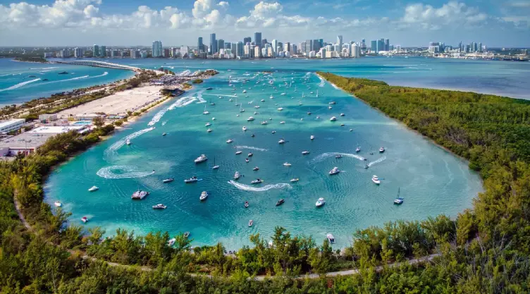 La vista panorámica de la playa Key Biscayne y con el fondo de Miami en Florida