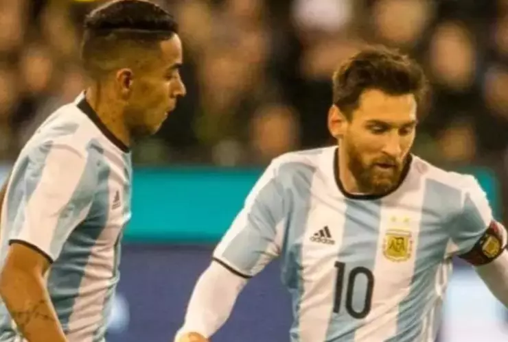 José Luis Gómez jugando un partido con la Selección de Argentina al lado de Messi