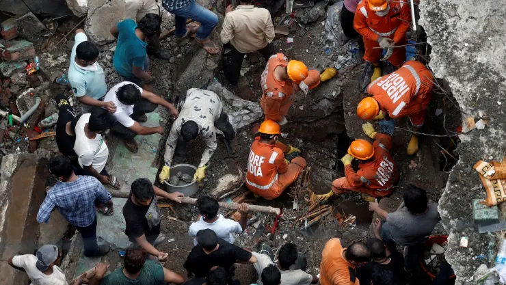 Derrumbe de edificio deja 20 muertos en Bhiwandi, India