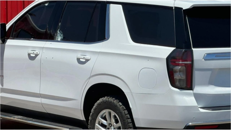 En la camioneta se ven impactos de bala.