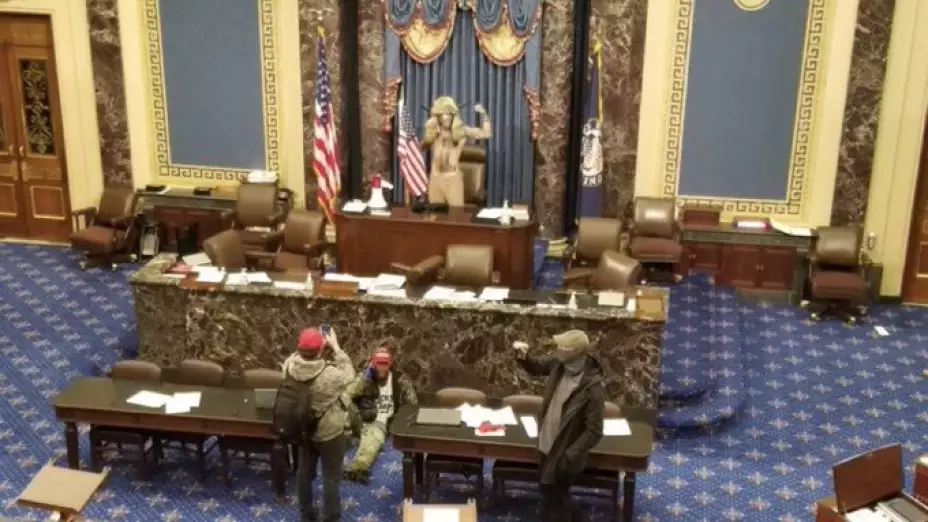 Jake Angeli se toma una foto en el Capitolio