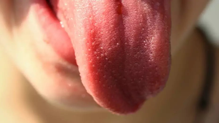 sacar la lengua.