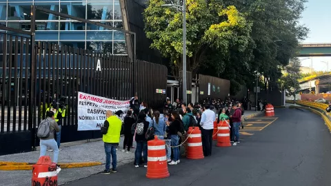 Marchas y manifestaciones: Trabajadores del área administrativa y de servicios de la sede del sistema de salud, se manifiestan al exterior de la Torre Insignia