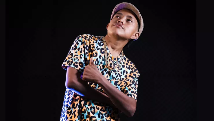 Farruko Pop modelando en fondo negro