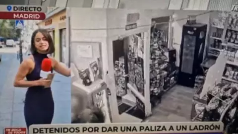 Reportera española es acosada en pleno enlace en vivo (VIDEO)