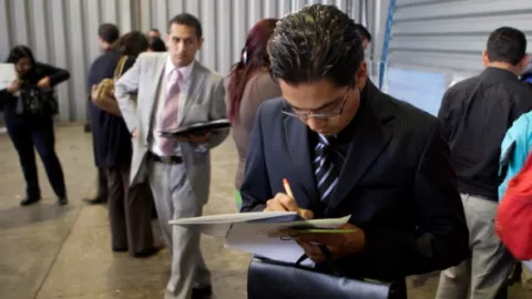 Personas acudiendo a una feria del empleo