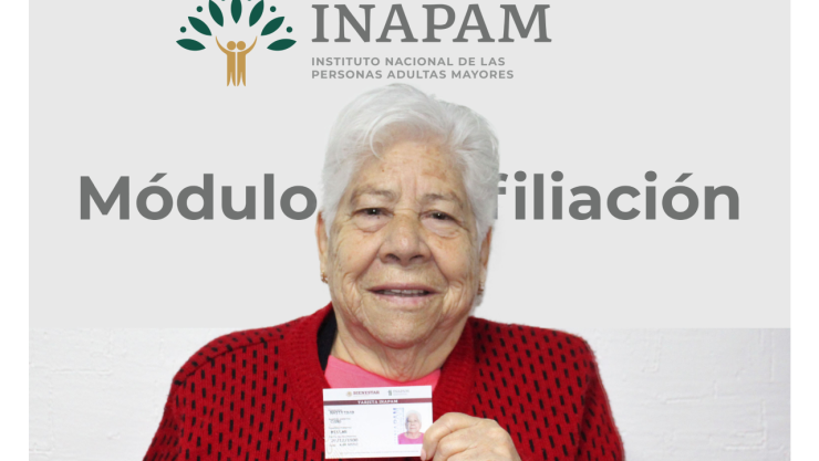 Mujer beneficiaria de la tarjeta INAPAM