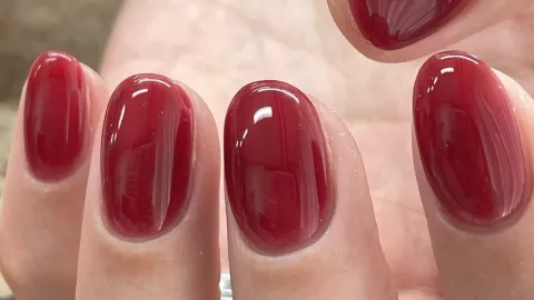 Los tonos de uñas rojo cereza hacen que tus manos se vean lindas