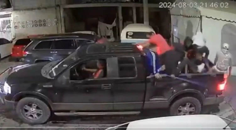 VIDEO: Sujetos armados irrumpen fiesta en Ecatepec; roban y destrozan autos