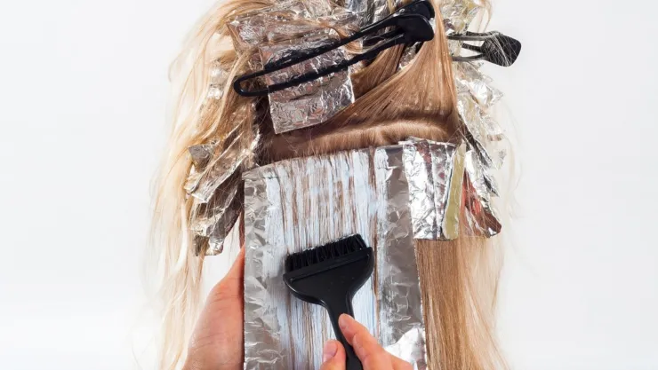 ¡Adiós a los químicos! Prueba el tinte de hojas que cubre tus canas y cuida tu pelo
