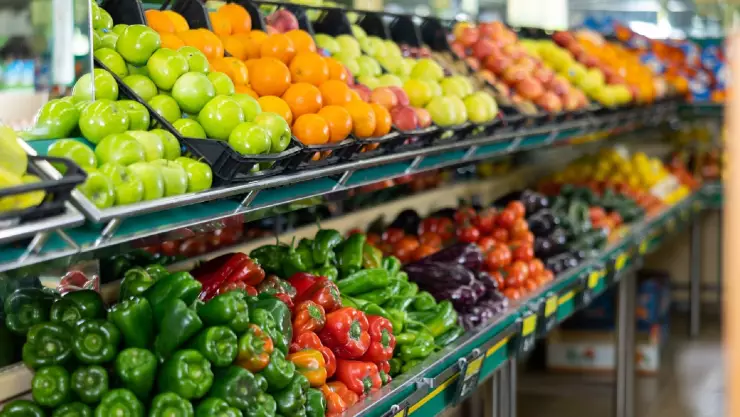 un sector de pasillo de frutas y verduras