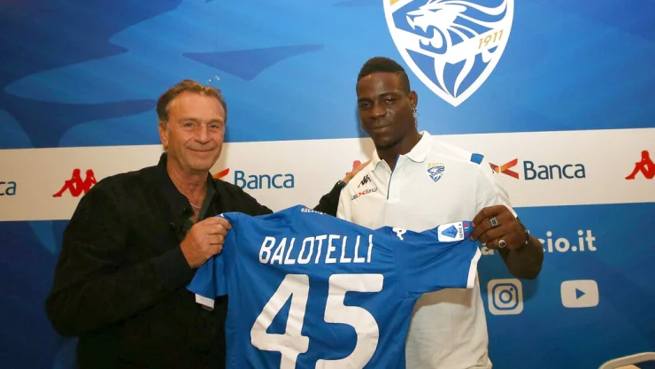 Mario Balotelli durante una conferencia de prensa en Brescia