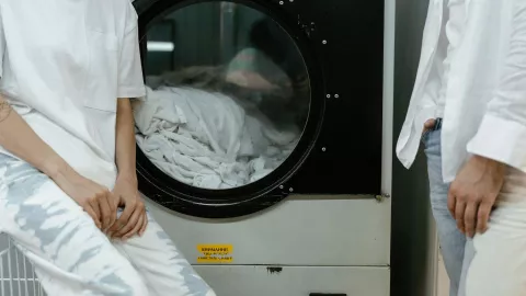 Truco que elimina las manchas amarillas de la ropa blanca: ¡Económico y amistoso con las telas!