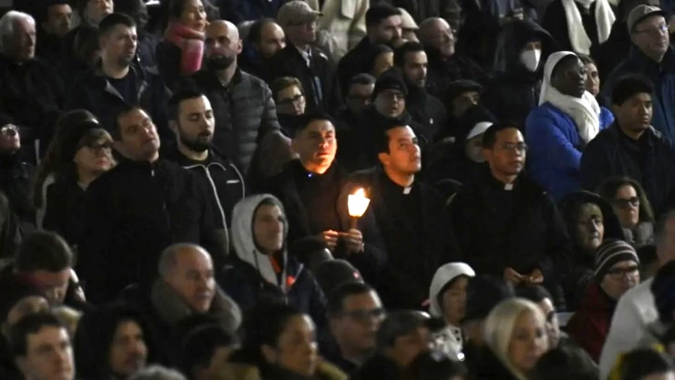 Oración multitudinaria por el papa Francisco hoy 24 de febrero 2025.jpg