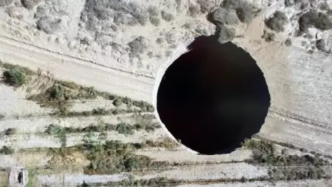 ¡Cómo en Puebla! Se abre socavón en Chile de 32 metros de diámetro
