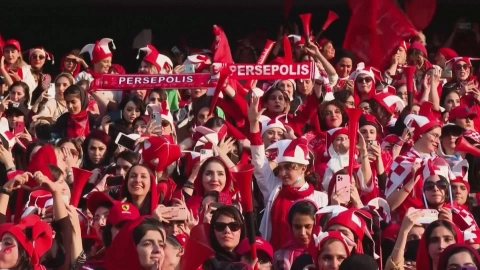 Irán suaviza prohibición para que mujeres asistan a estadios de fútbol.