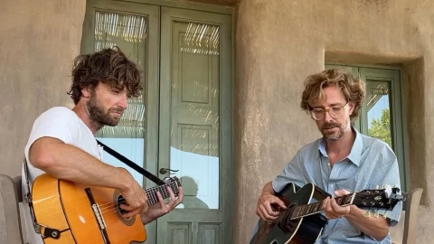 Eirik Glambek Bøe y Erlend Øye de Kings of Convenience tocando la guitarra