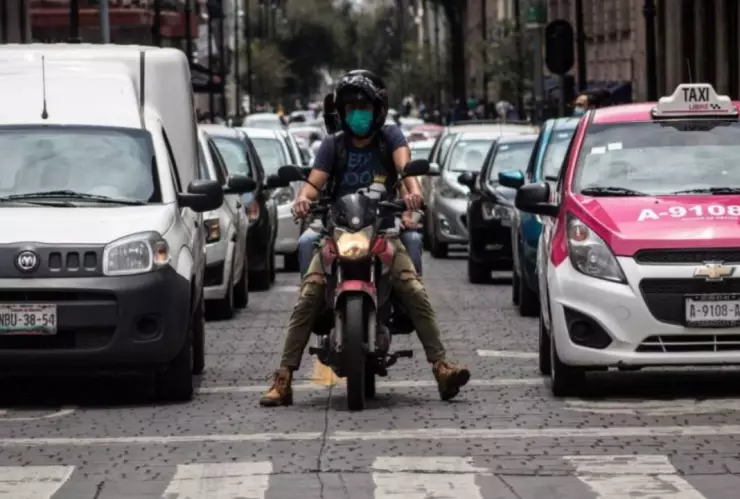 El Hoy No Circula aplica todos los días según tus placas, engomado y holograma; las motos están exentas salvo alerta máxima por Contingencia Ambiental