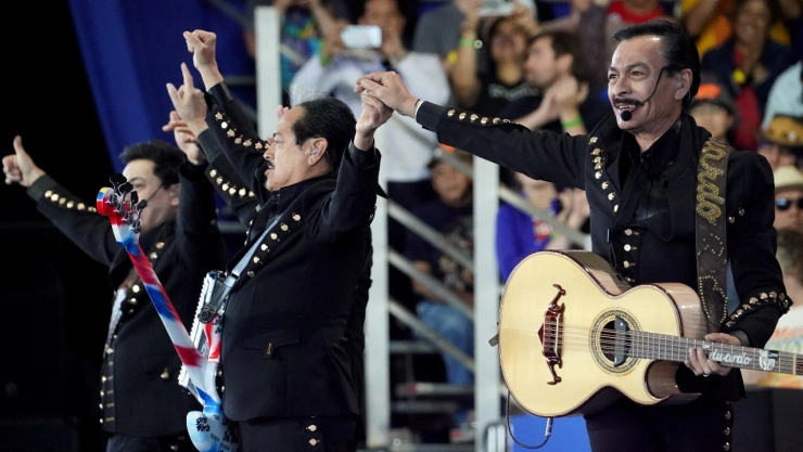 Los Tigres del Norte cantaron en un mitin de la candidata presidencial Kamala Harris en Phoenix, Arizona.
