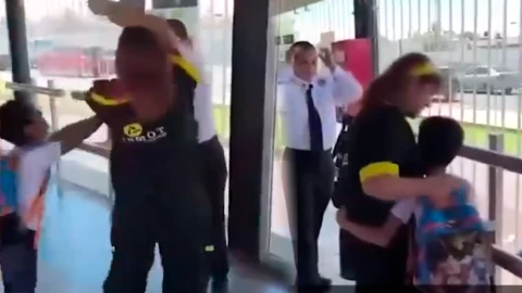 ¡Dejen a mi mamá! Mujer pelea con policía frente a su hijo pequeño: “No la dejaron pasar sin pagar pasaje”